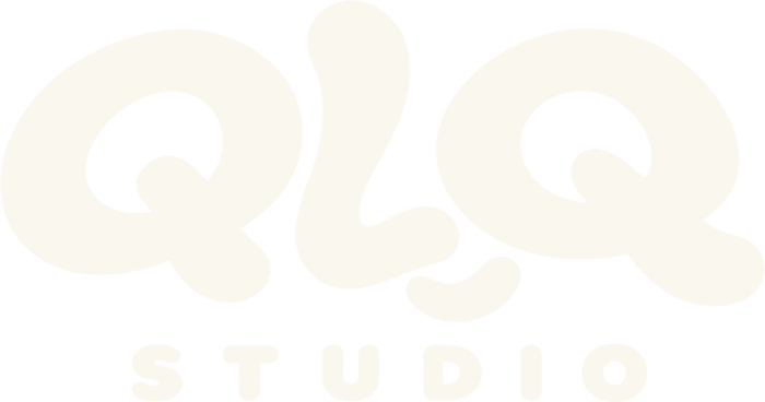 Logo apilado de QLQ Studio en color crema sobre vino